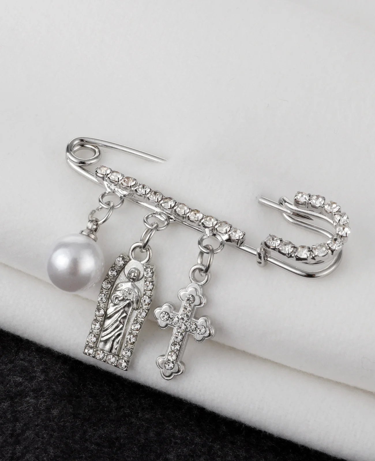 https://ae-pic-a1.aliexpress-media.com/kf/S5b5f380086c342c49913ebaac5e0fde8G/Exquisite-Imitation-Pearls-Beads-Charm-Badges-Lapel-Pin-Catholic-Patron-St-Jude-Cross-Brooch-Saint-Jude.jpg