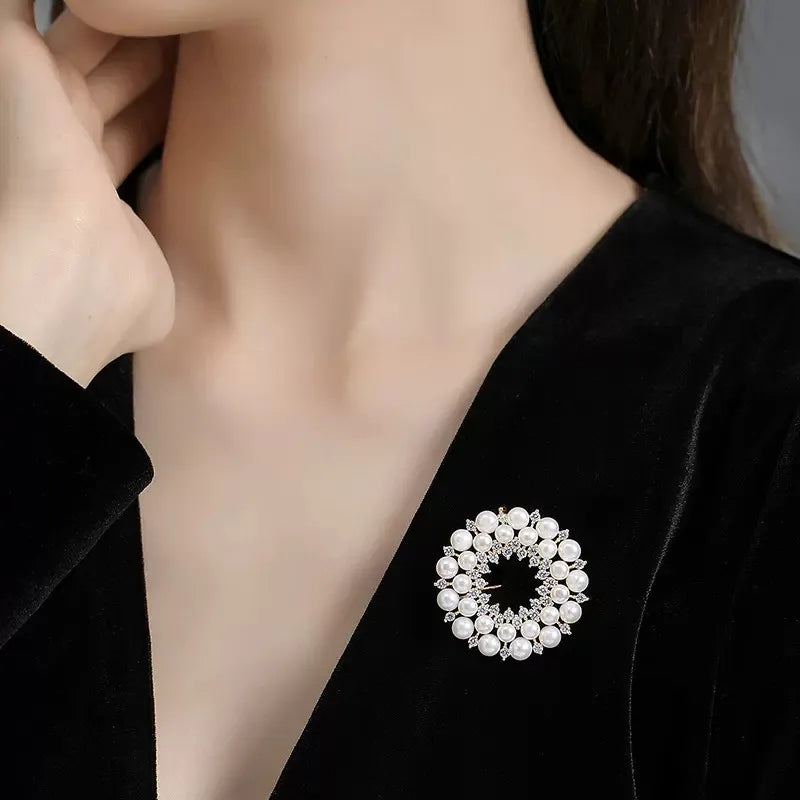 https://ae01.alicdn.com/kf/Sc15cdd6724ae4cd6a7c7dbca844b2698K/Exquisite-Round-Wreath-Brooch-High-end-Women-s-Luxury-Temperament-Pearl-Corsage-Pin-Suit-Accessory-Collar.jpg