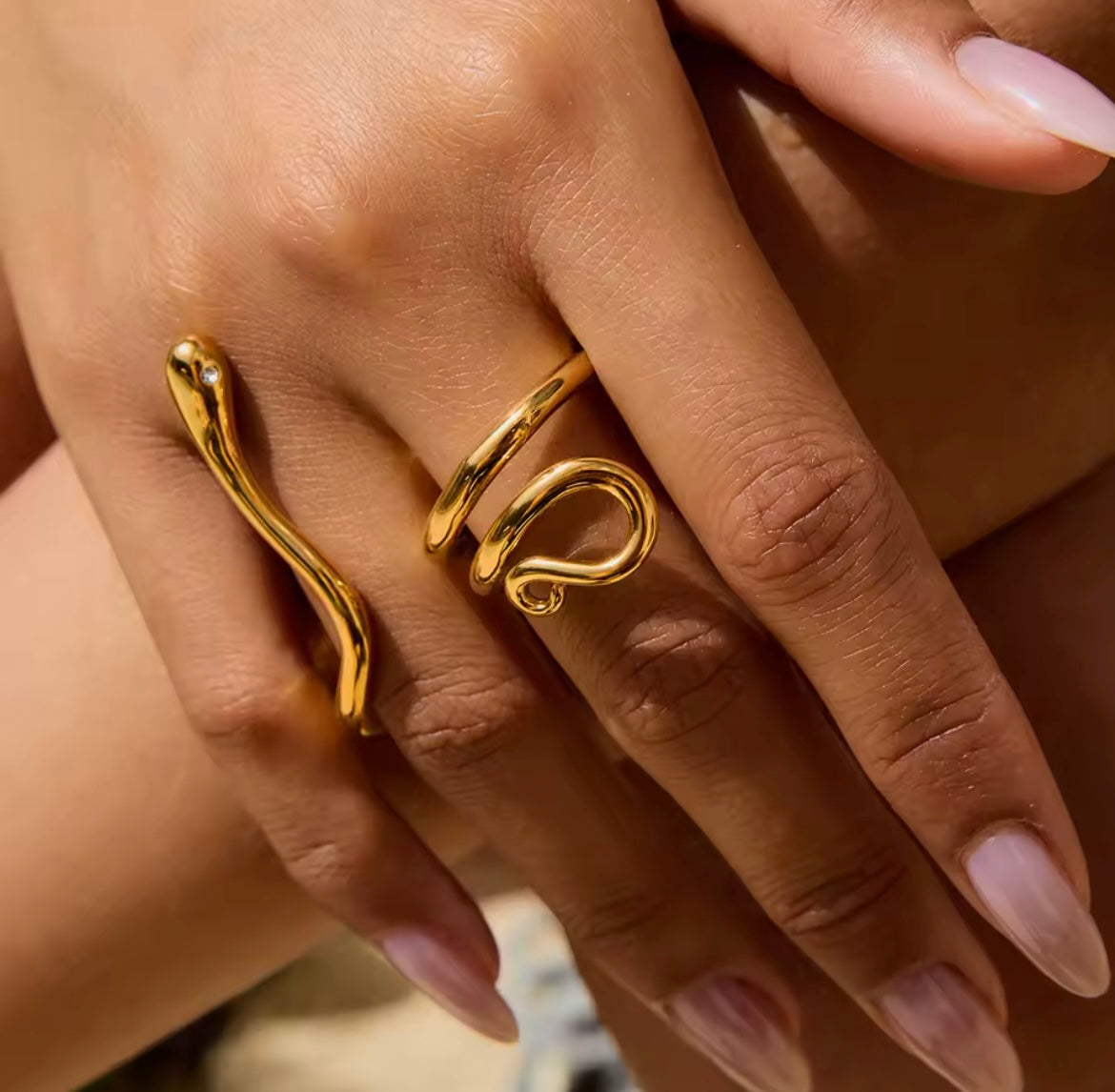 Anel Duplo Serpente Elegante Banhado a Ouro 18K