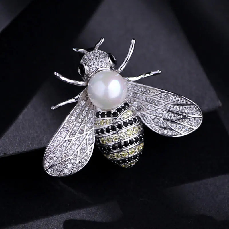 Famosa marca design série de insetos broche feminino delicado pequena abelha broches cristal strass pino broche jóias presentes para a menina