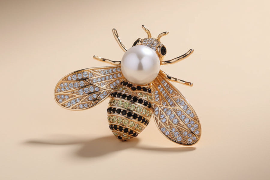 Famosa marca design série de insetos broche feminino delicado pequena abelha broches cristal strass pino broche jóias presentes para a menina