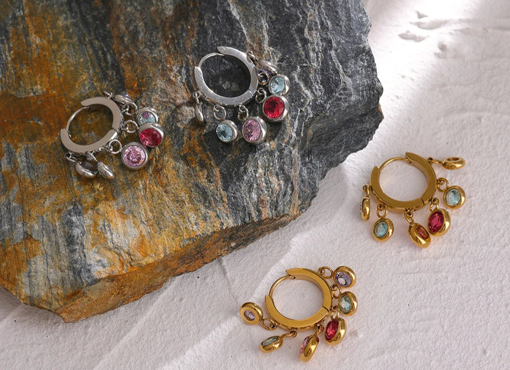 Yhpup Brincos de argola coloridos de zircônia cúbica de aço inoxidável para mulheres, brincos geométricos de textura de metal da moda requintada, presente