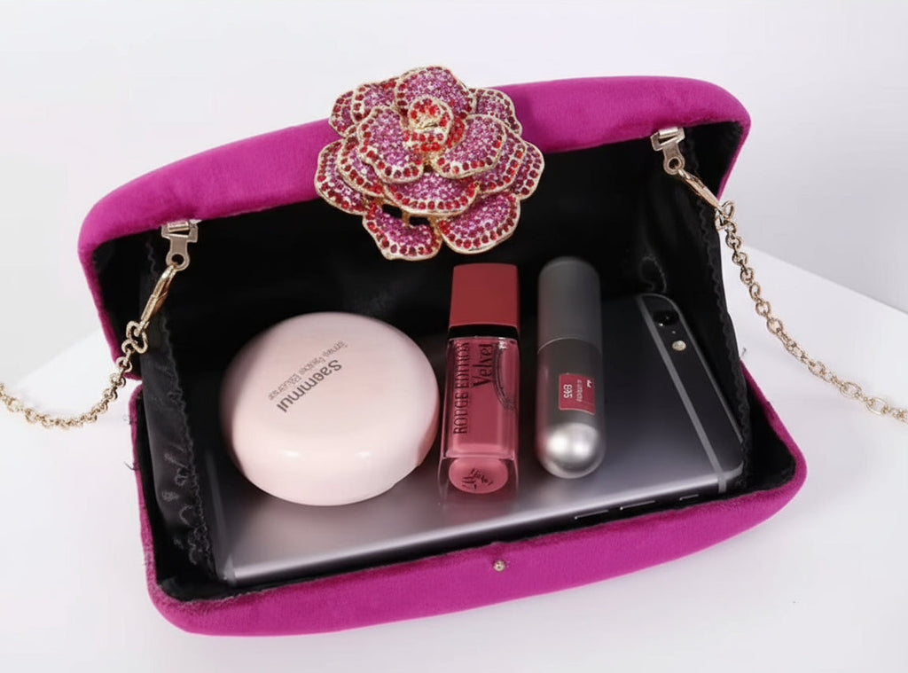 Clutch de Veludo com Flor de Cristais