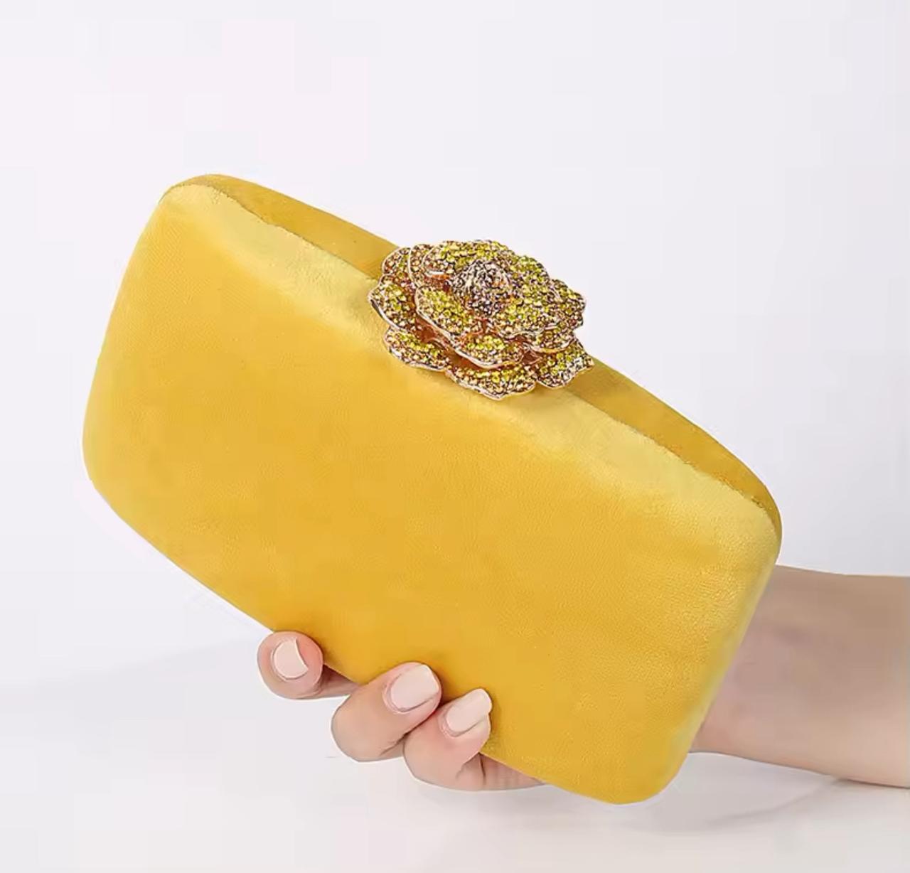 Clutch de Veludo com Flor de Cristais