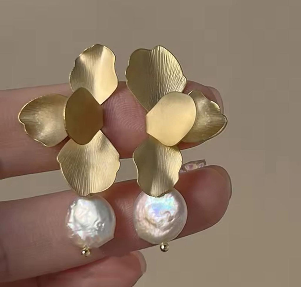 Brincos Vintage de Pérolas Simuladas e Pétalas Douradas