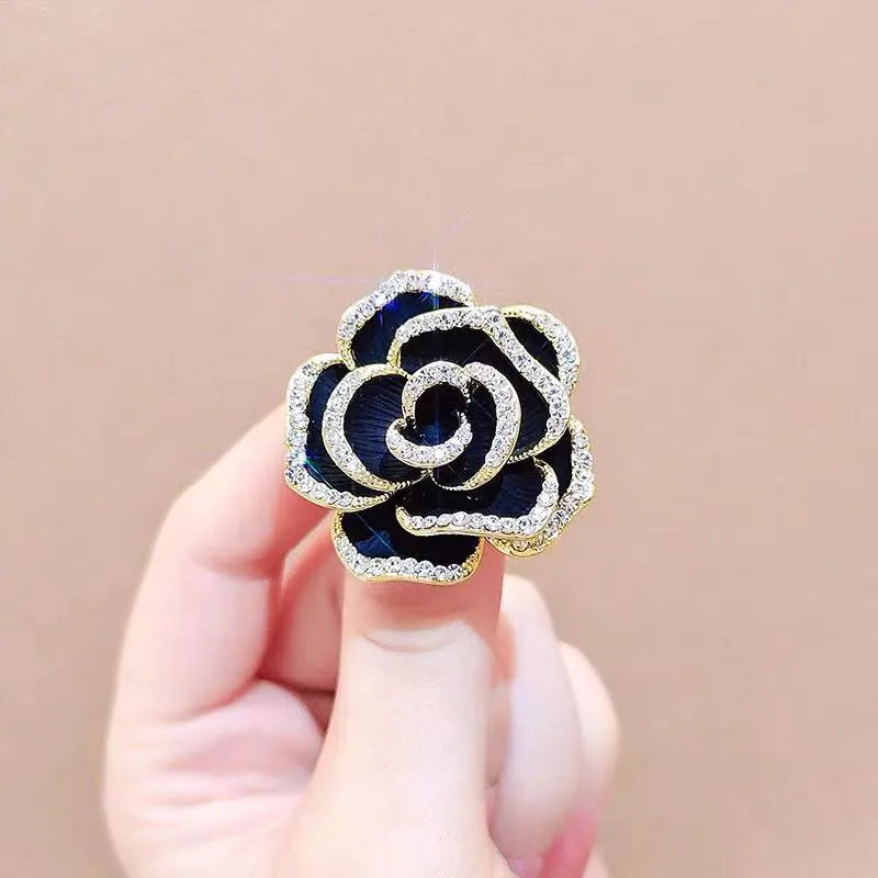 Broche Flor Camélia Retrô com Zircônias e Detalhe em Esmalte