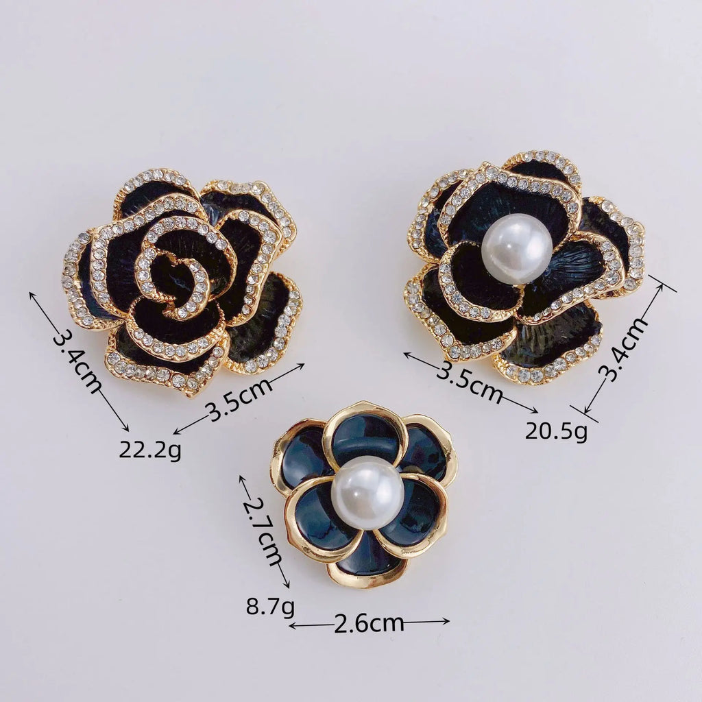Broche Flor Camélia Retrô com Zircônias e Detalhe em Esmalte