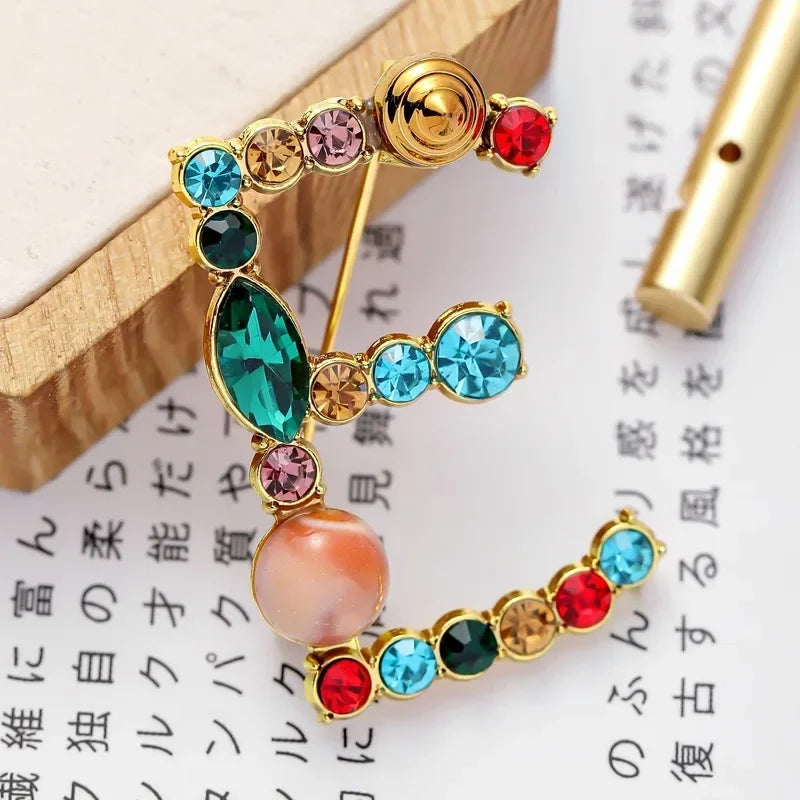 Nova chegada inglês carta palavra broche colorido strass cristal lapela pinos para mulheres camisola terno broche festa jóias presentes