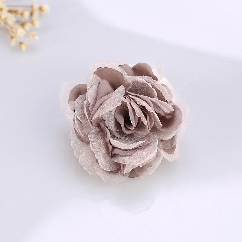 Korean Silk Yarn Fabric Flower Broche para mulheres, camisa Lapel Pin, broches, casaco elegante, crachá da camisola, roupas luxuosas, acessórios