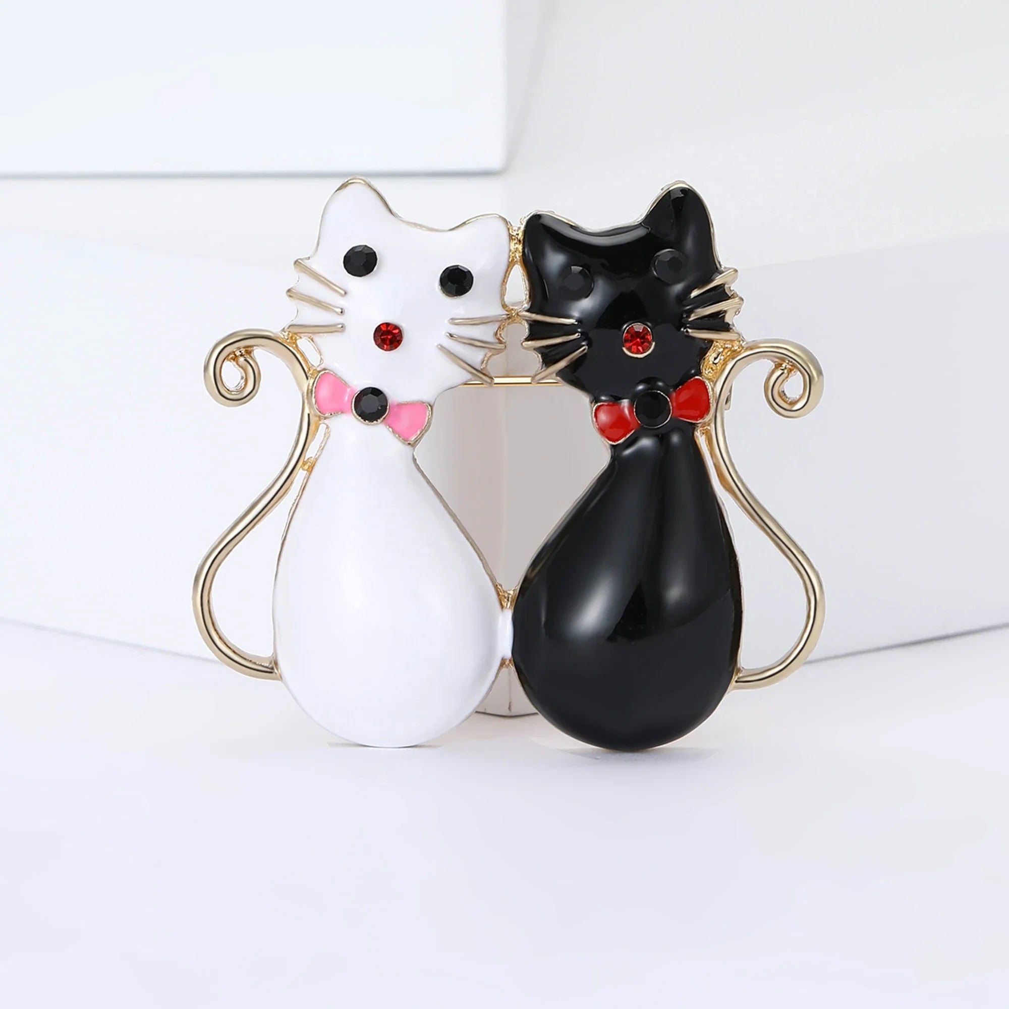 Strass amor gatinho broches para mulheres unissex esmalte animal pino gato lapela pinos festa de escritório amigo presentes jóias acessórios