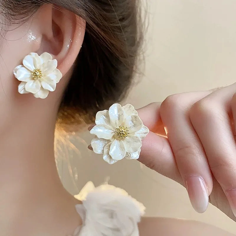 Brincos femininos de flor acrílica branca, florais dobrados, moda coreana, pétalas doces, brincos femininos irregulares, novo em 2025