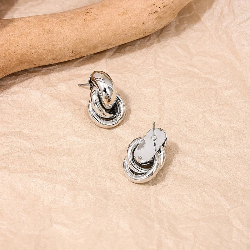 Brinco de argola com nó dourado e prateado para mulheres, chapeamento brilhante, brinco moderno, joias fofas para uso diário