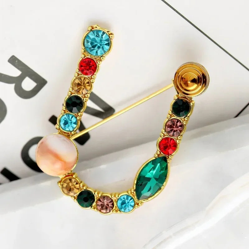 Nova chegada inglês carta palavra broche colorido strass cristal lapela pinos para mulheres camisola terno broche festa jóias presentes