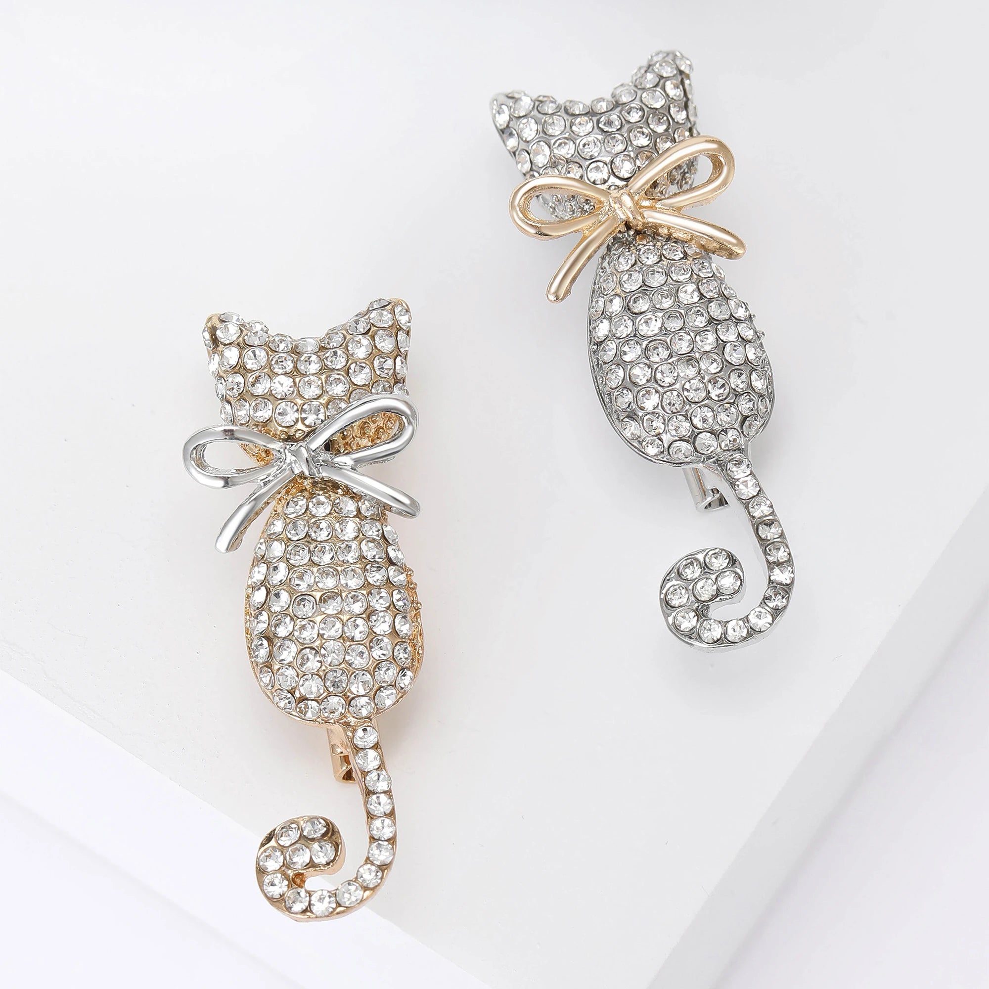 Broche de Gato Esmaltado com Pedrarias Elegante e Delicado