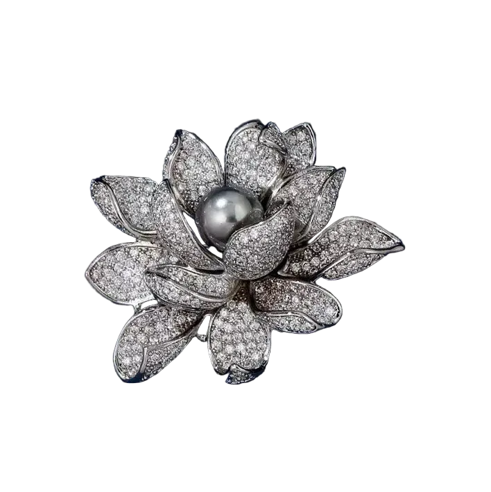 Broche de Flor de Lótus com Pérolas Simuladas e Strass