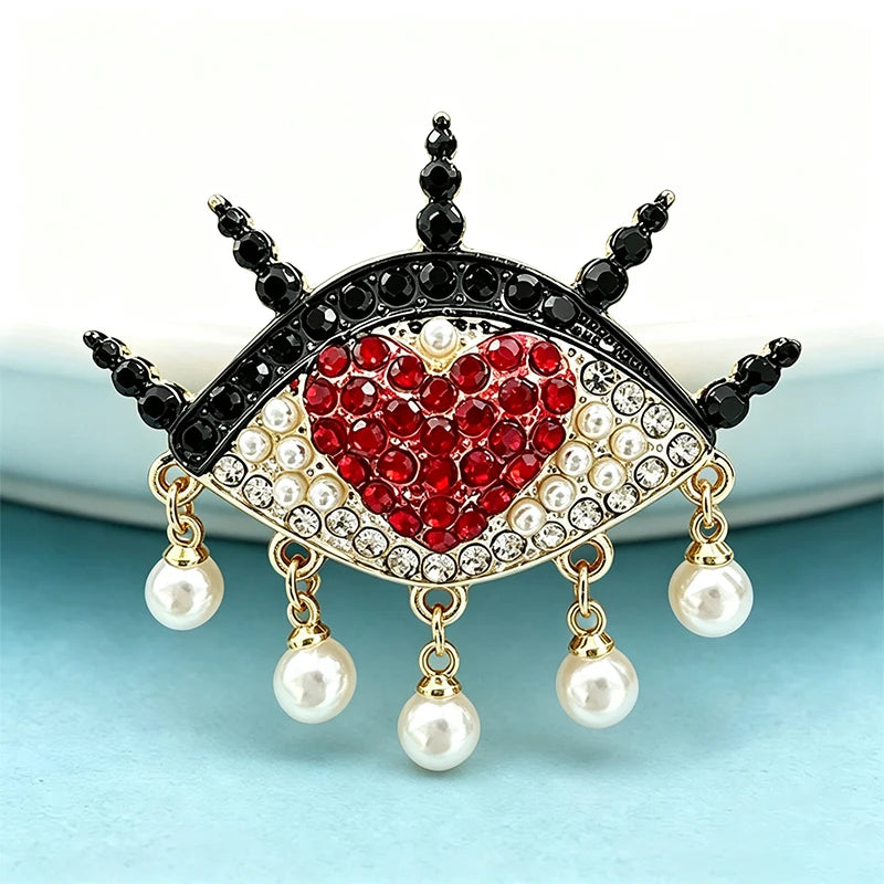 Broche Olho com Coração e Pérolas Design Charmoso Feminino