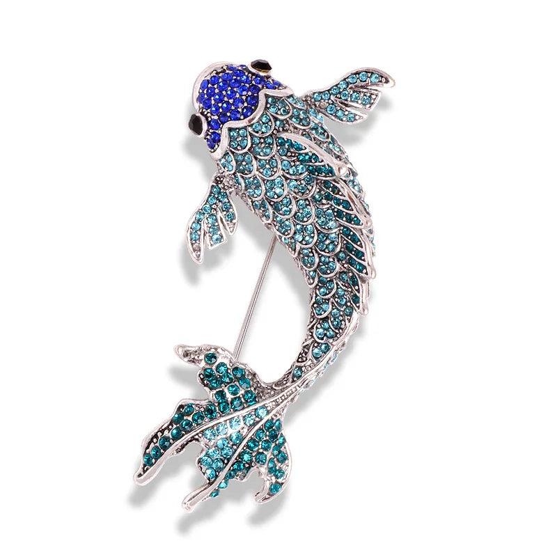 Broche Peixe Carpa Koi com Strass Colorido e Detalhe Esmaltado