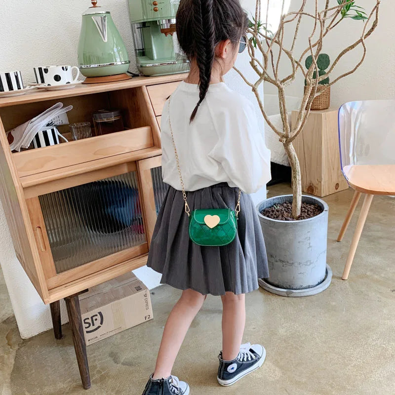 Couro de patente do bebê meninas sacos de ombro bonito coração das crianças mini crossbody saco moda crianças corrente moeda bolsa bolsas carteira