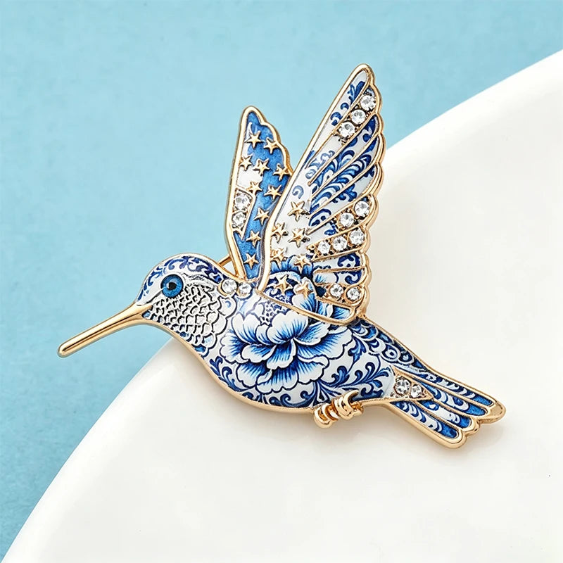 Broche Beija-Flor Azul e Branco com Strass Elegante Feminino