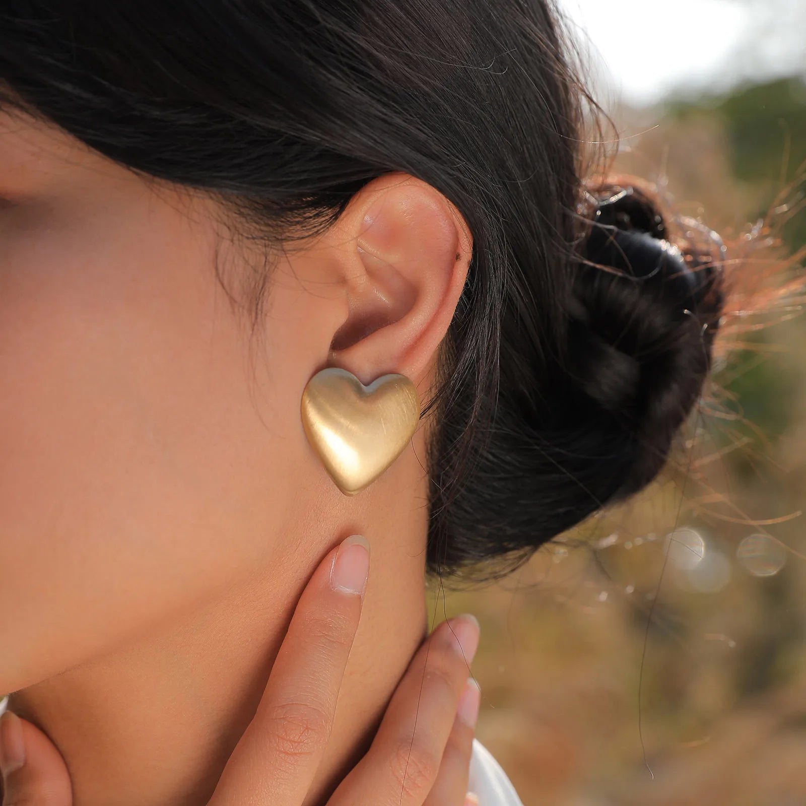 Vnox 1 par de brincos grandes de coração feminino, presentes de orelha de cor dourada de aço inoxidável para ela, joias minimalistas delicadas e chiques de tamanho grande