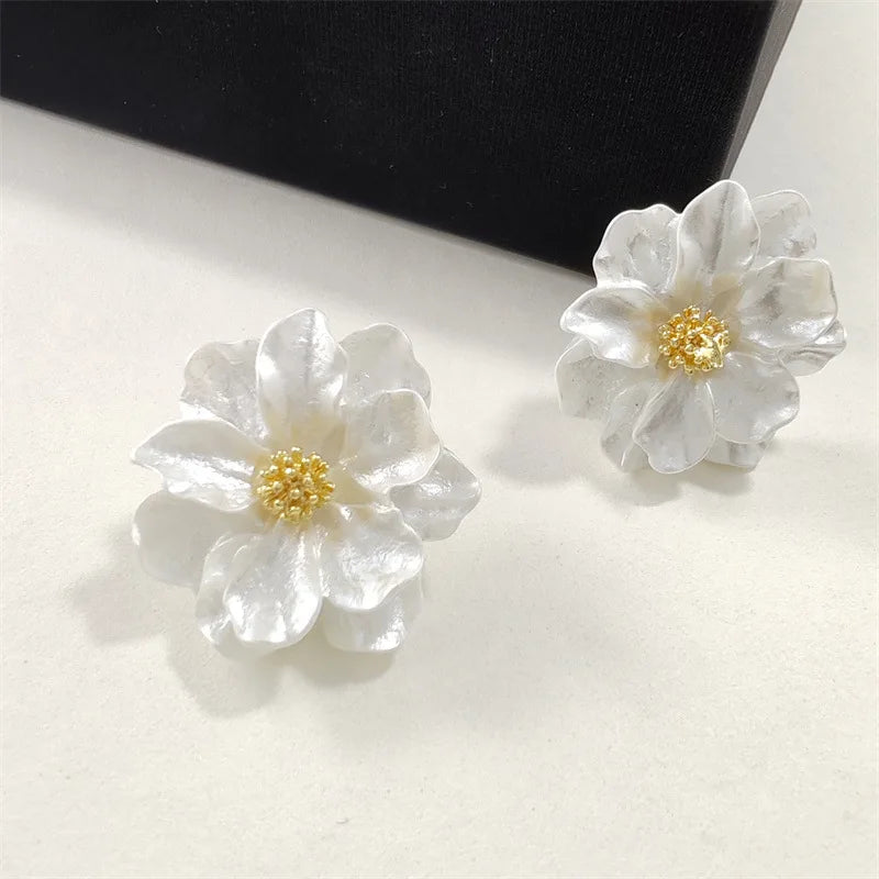 Brincos femininos de flor acrílica branca, florais dobrados, moda coreana, pétalas doces, brincos femininos irregulares, novo em 2025