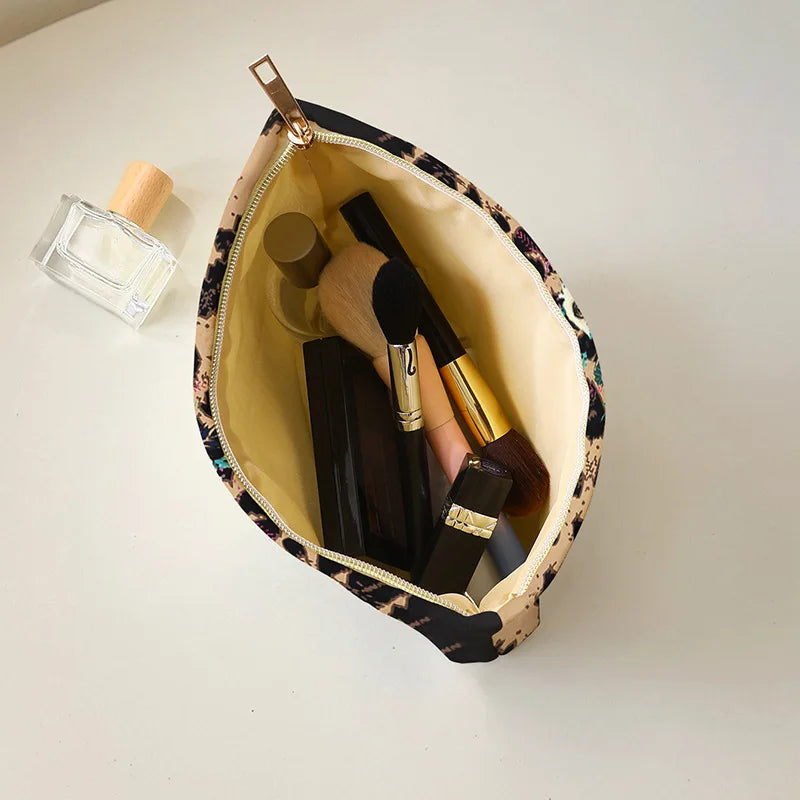 Bolsa de maquiagem de veludo com estampa de leopardo tigre elegante com zíper, bolsa de armazenamento de cosméticos multifuncional leve com forro