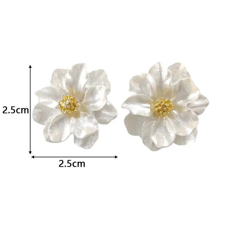 Brincos femininos de flor acrílica branca, florais dobrados, moda coreana, pétalas doces, brincos femininos irregulares, novo em 2025