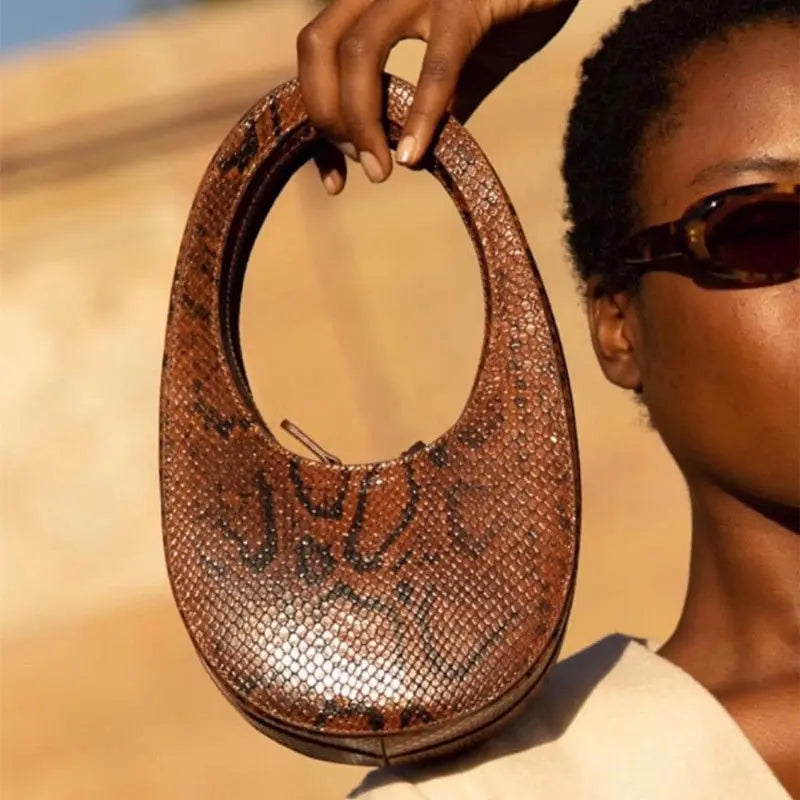 Luxo e sexy padrão de cobra oval em relevo high-end marca designer bolsa, personalizado e elegante bolsa de ombro para mulher