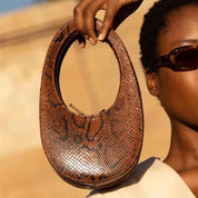 Luxo e sexy padrão de cobra oval em relevo high-end marca designer bolsa, personalizado e elegante bolsa de ombro para mulher