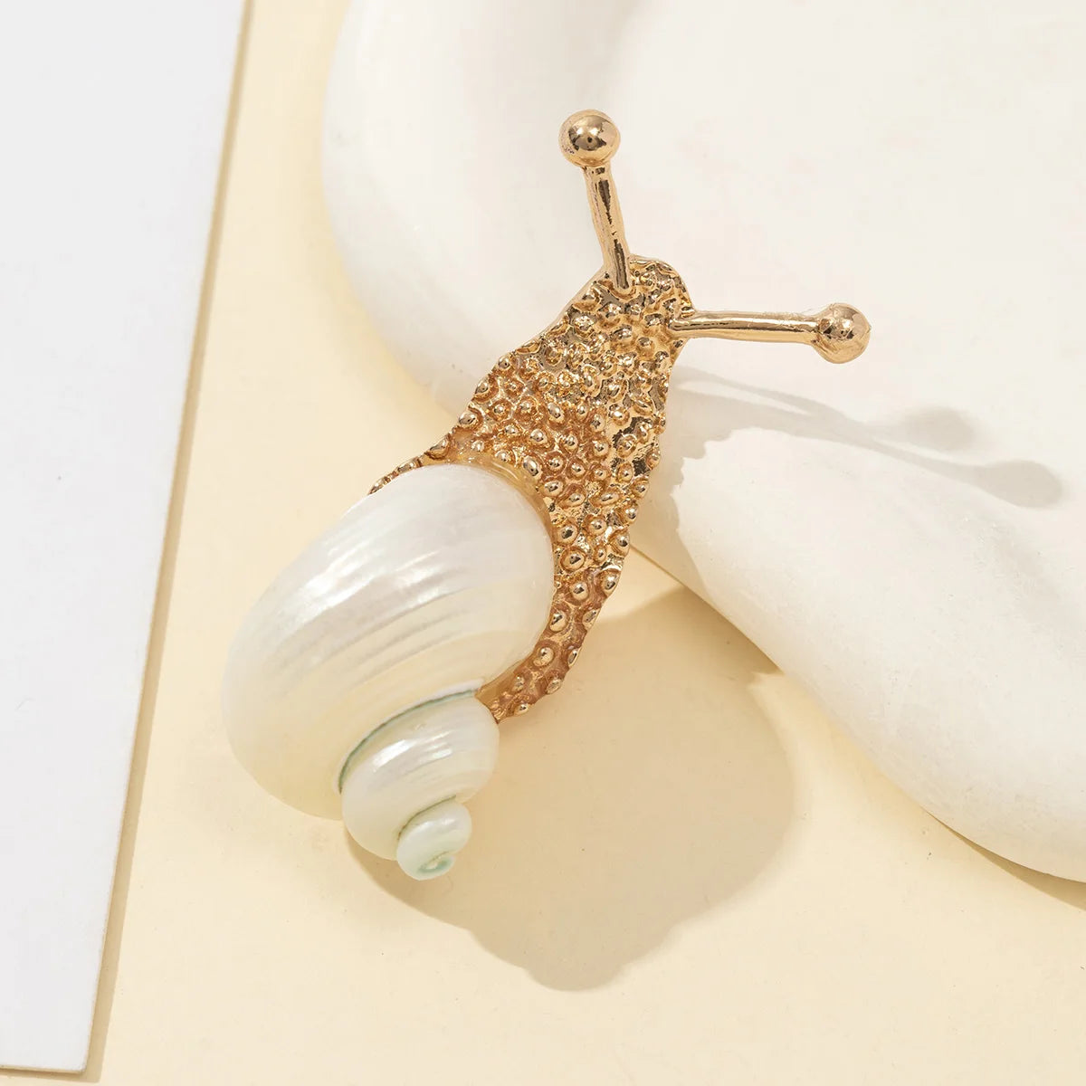 1pc concha natural caracol em forma de strass incrustado broche encantos para mulheres homens jóias acessórios presentes diários 58x25mm