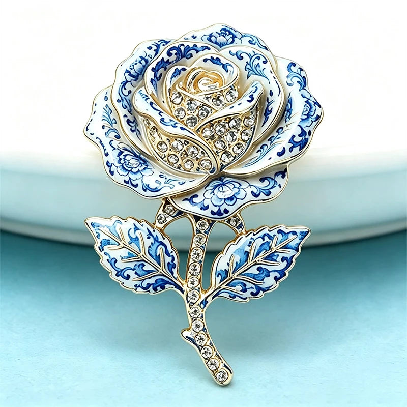 Broche Rosa Esmaltada com Strass e Design Elegante Feminino