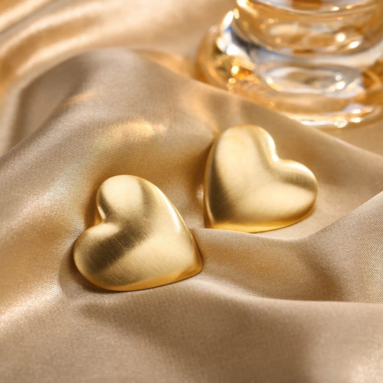 Vnox 1 par de brincos grandes de coração feminino, presentes de orelha de cor dourada de aço inoxidável para ela, joias minimalistas delicadas e chiques de tamanho grande