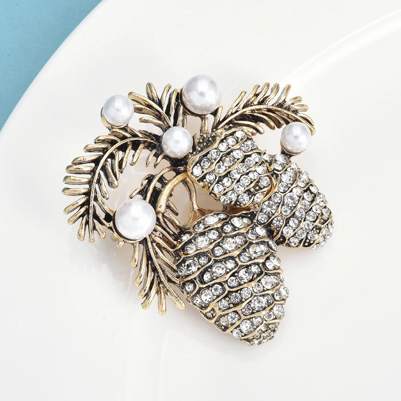 Broche Fruto do Pinheiro com Strass Design Elegante Feminino