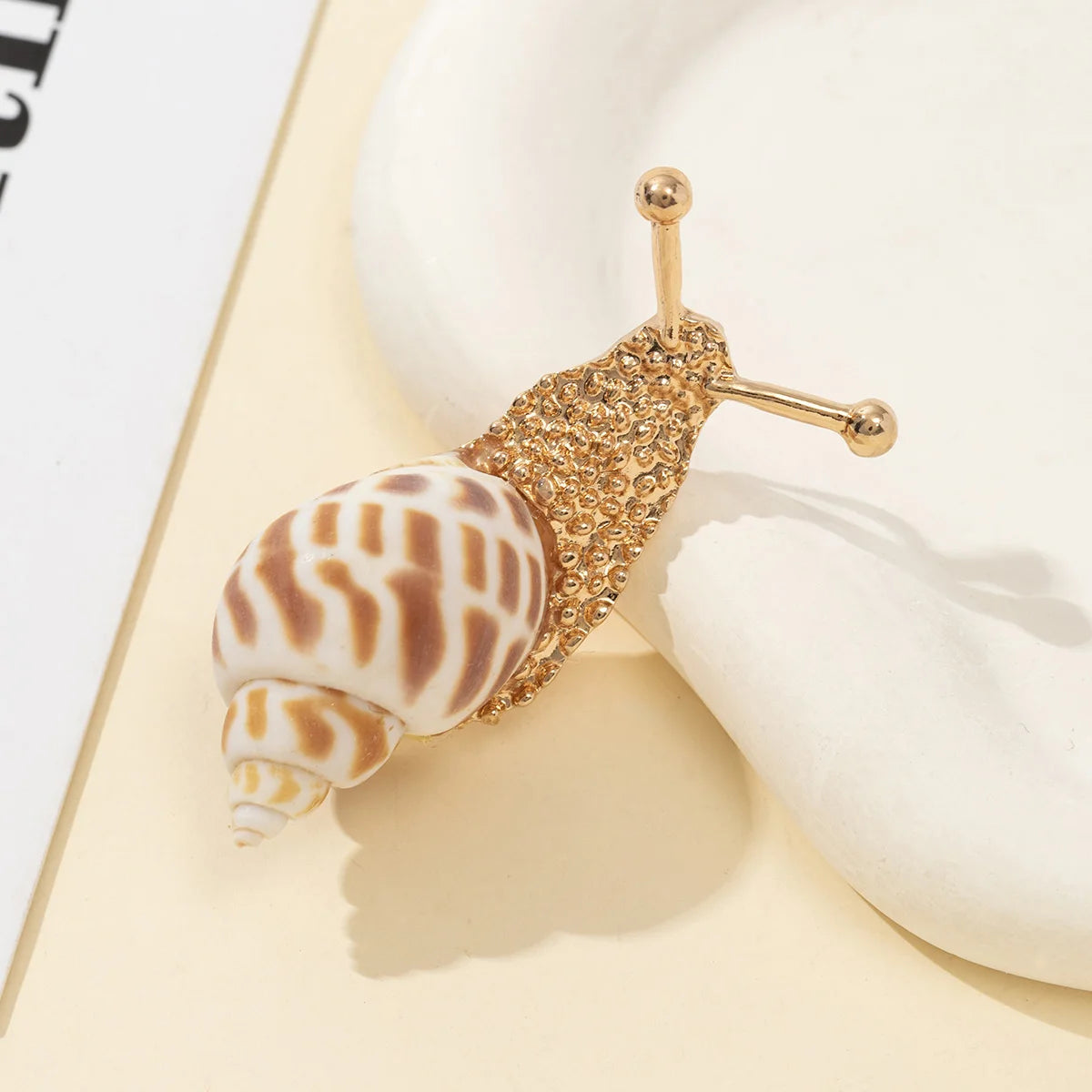 1pc concha natural caracol em forma de strass incrustado broche encantos para mulheres homens jóias acessórios presentes diários 58x25mm