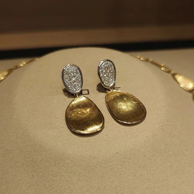 Brincos retrô oval com incrustação de diamante escovado para mulheres, brincos geométricos de onda de água brilhante, design exclusivo, joia de festa, presente