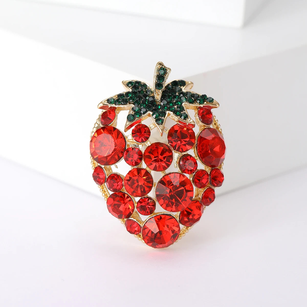 Broches de morango com gotejamento de óleo para mulheres, unissex, strass, alfinetes de frutas, plantas, lapela, escritório, festa, amigo, presentes, acessórios