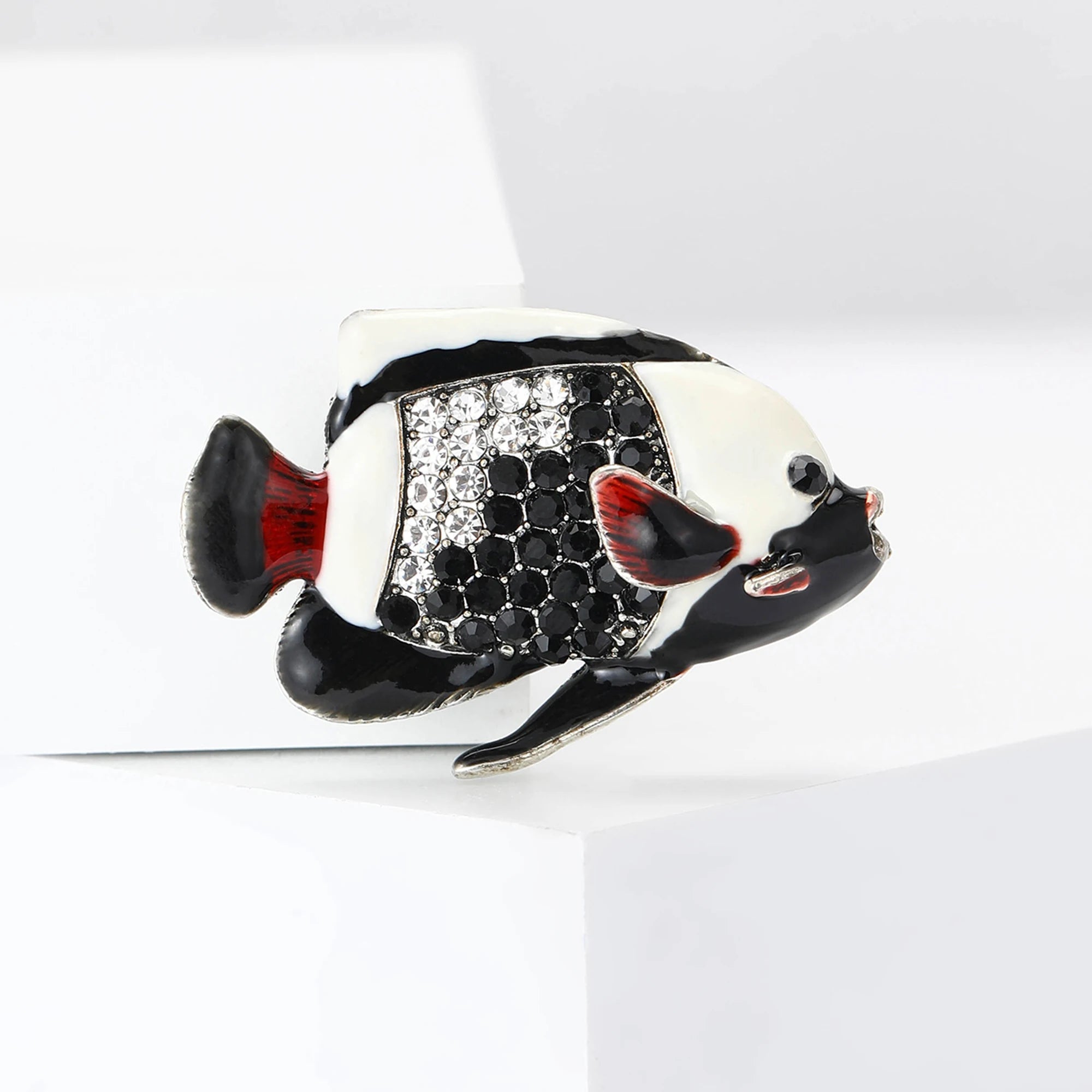 Broches de peixe palhaço de strass para mulheres unissex esmalte animal alfinetes festa de escritório amigo engraçado presentes de luxo acessórios de joias