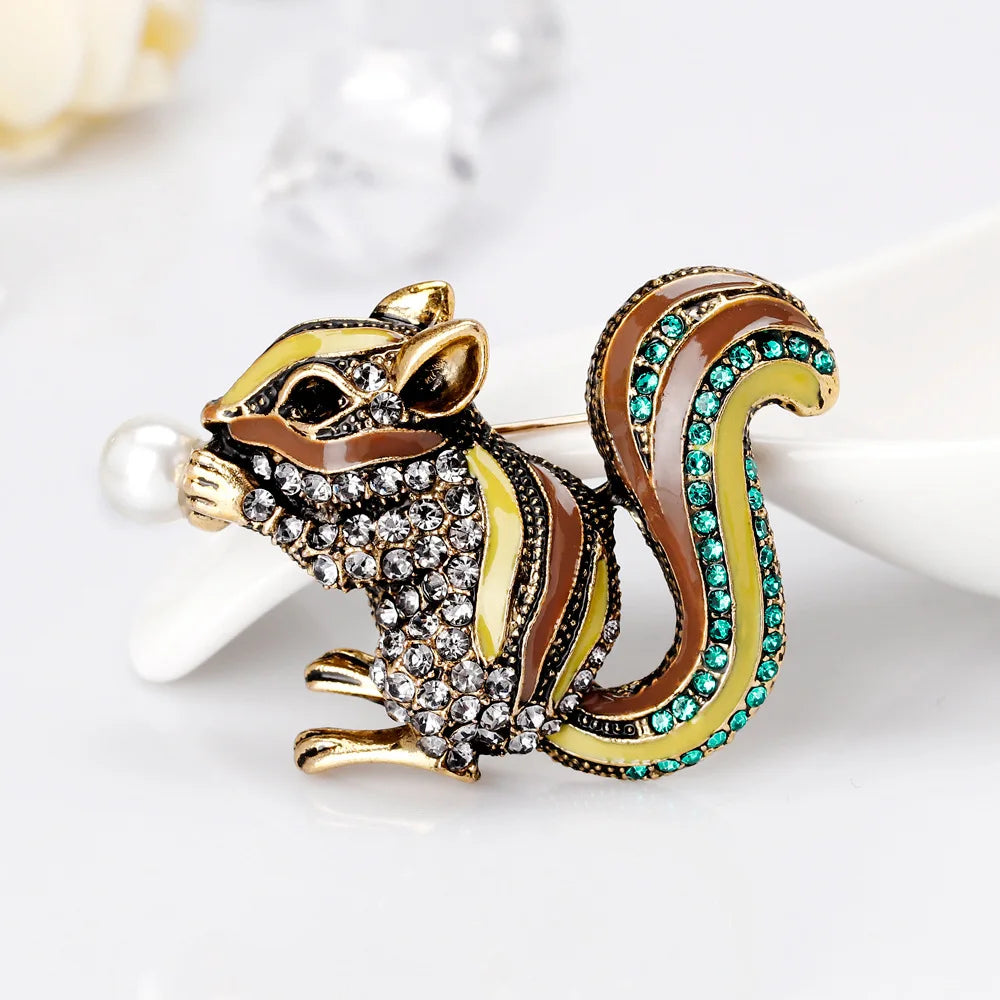 Broche Esquilo com Strass Elegante Feminino Detalhe Pedraria Luxo