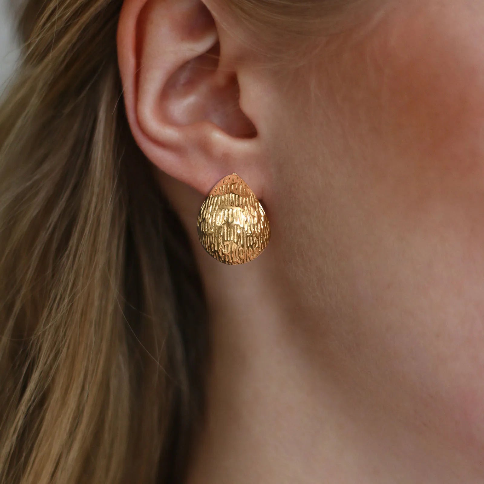 Vnox 1 par de brincos grandes de coração feminino, presentes de orelha de cor dourada de aço inoxidável para ela, joias minimalistas delicadas e chiques de tamanho grande