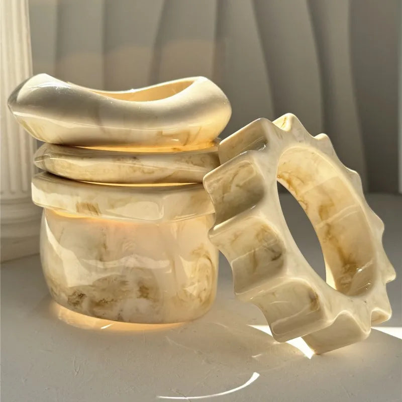 Hangzhi bege tie dye ampla assimétrica resina pulseira geométrica moda em camadas jóias para festa feminina grosso jóias de grandes dimensões