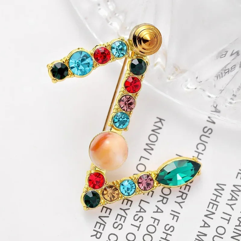 Nova chegada inglês carta palavra broche colorido strass cristal lapela pinos para mulheres camisola terno broche festa jóias presentes