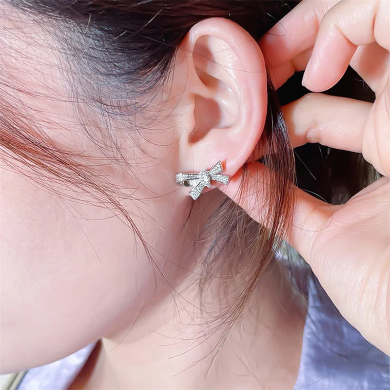 Huitan fantasia arco brincos para mulheres orelha parafuso prisioneiro cor prata temperamento meninas brincos presentes festa uso diário jóias de declaração