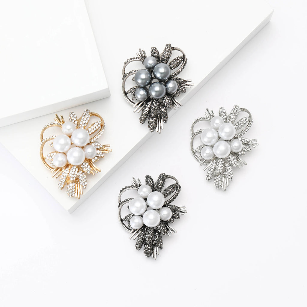 Broche Buquê de Pérolas Design Floral Elegante Feminino