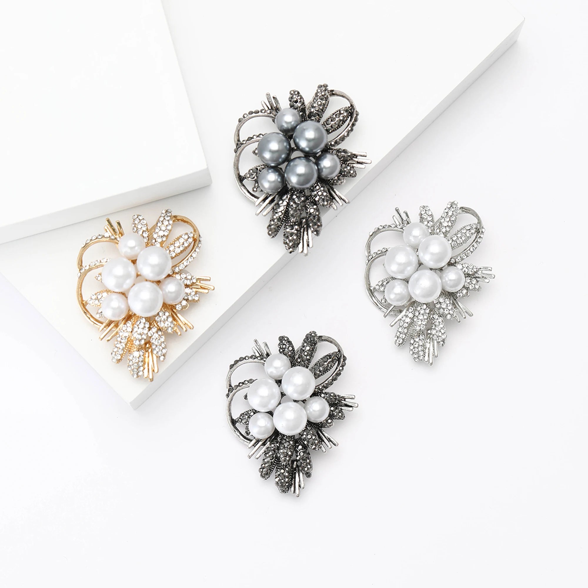 Broche Buquê de Pérolas Design Floral Elegante Feminino