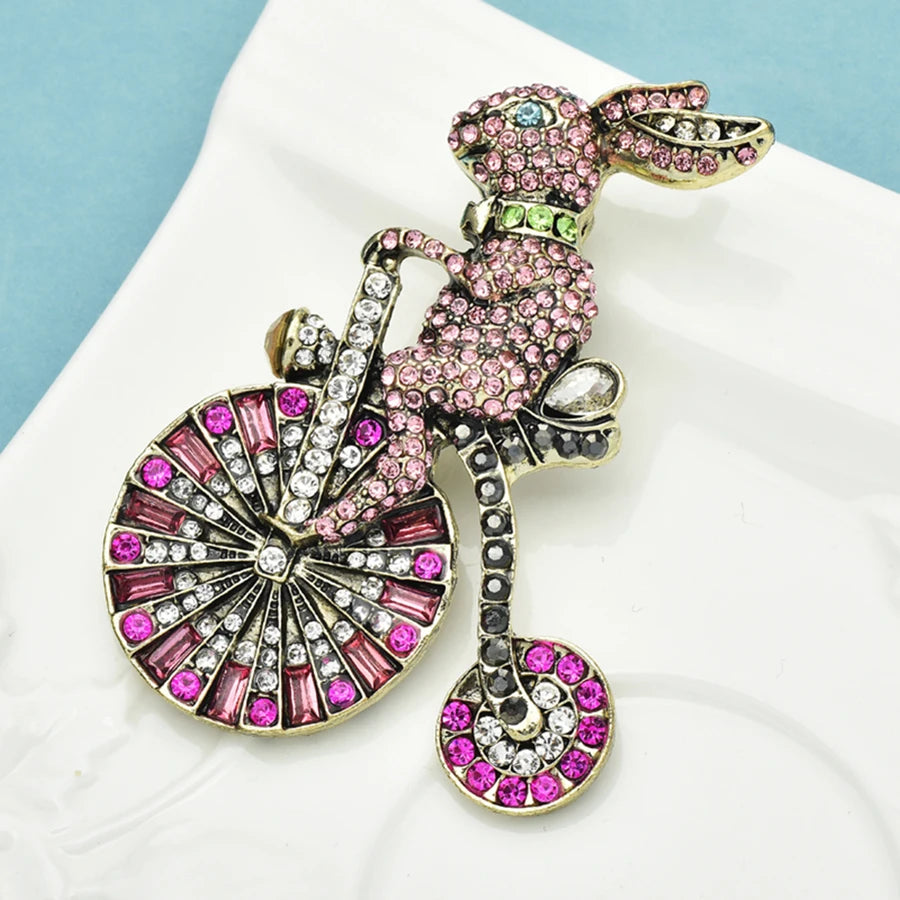 Broche Coelho Ciclista com Strass Feminino Detalhe Luxo