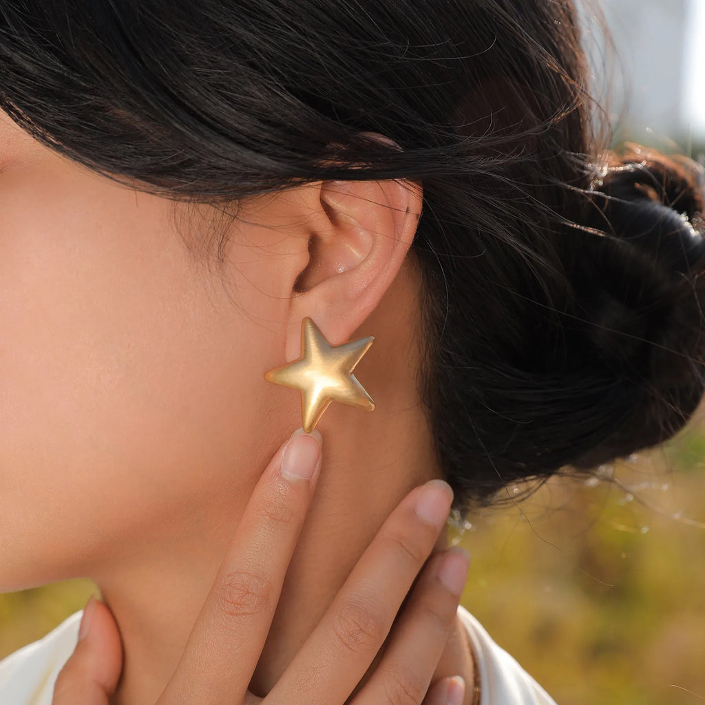 Vnox 1 par de brincos grandes de coração feminino, presentes de orelha de cor dourada de aço inoxidável para ela, joias minimalistas delicadas e chiques de tamanho grande