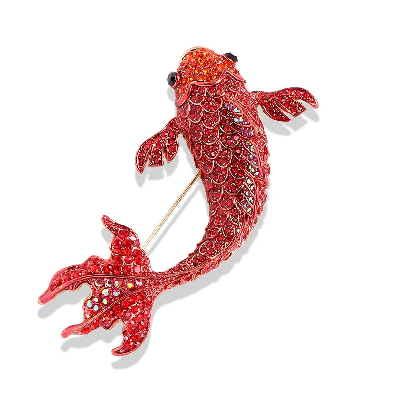 Broche Peixe Carpa Koi com Strass Colorido e Detalhe Esmaltado
