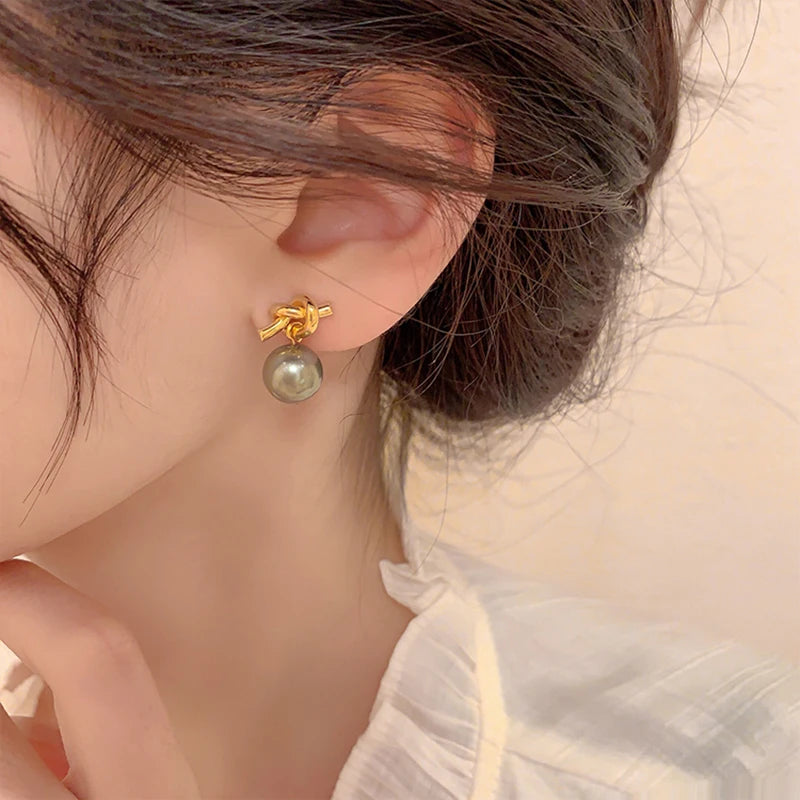 2025 design nó metal pérola pingente moda balançar brincos para feminino clássico novo criativo jóias cooper liga acessórios