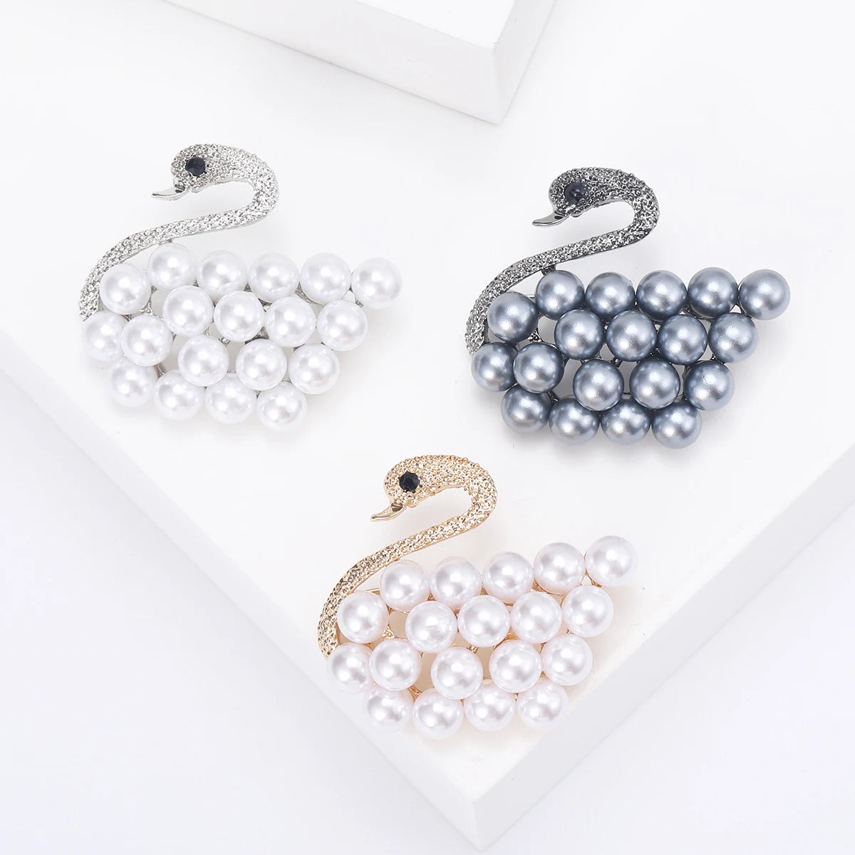 Broche Cisne com Pérola Design Elegante Feminino