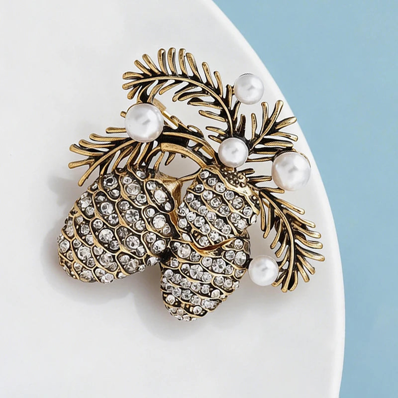 Broche Fruto do Pinheiro com Strass Design Elegante Feminino